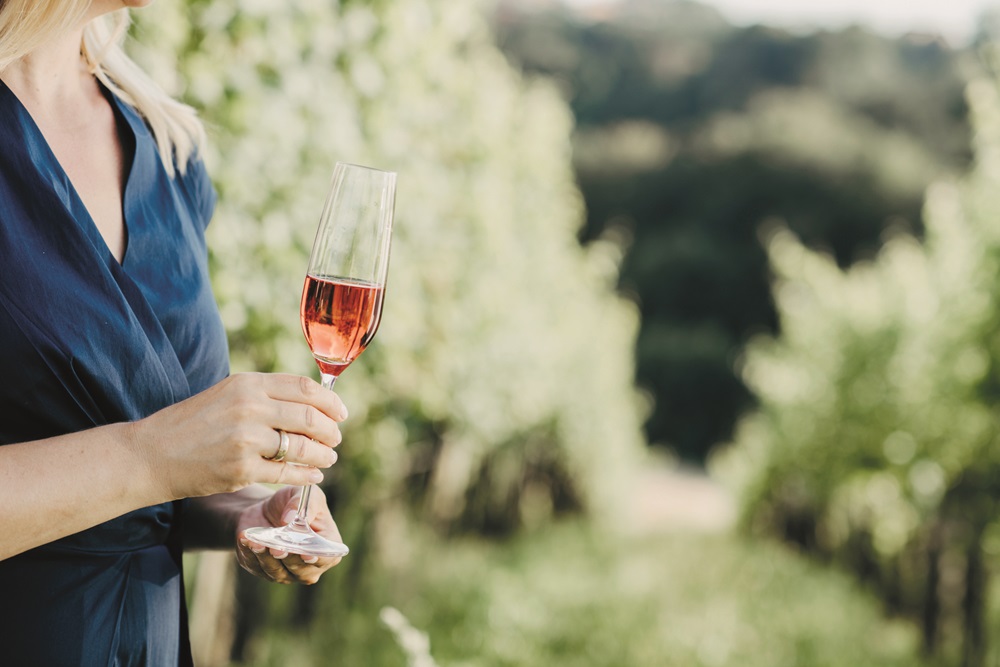 Handverlesene Trauben werden durch Liebe und Sorgfalt zu köstlichem Wein.