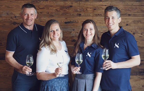 Romana und Hans sorgen für den besten Wein, Gerlinde und Robert für die Bewirtung im Buschenschank. 
